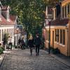 Paar in der Altstadt von Odense auf der dänischen Ostseeinsel Fünen