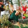 Kinder spielen mit Riesenbällen im WOW Park in Billund