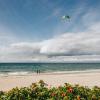 Kitesurfer am Tisvildeleje Strand an der Dänischen Riviera in Nordseeland an der Dänischen Ostsee