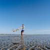 Vater spiel mit seinem Kind am Strand von Øster Hurup, Dänemark