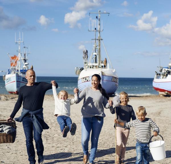 Familie leker på stranden på Thorup strand