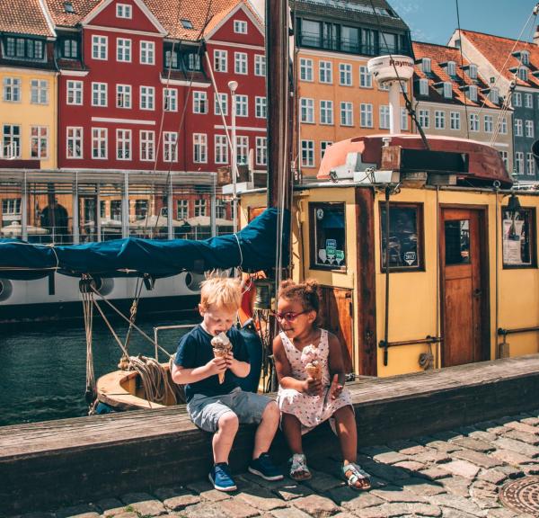 Kinder essen Eis im Hafen von Nyhavn in Kopenhagen