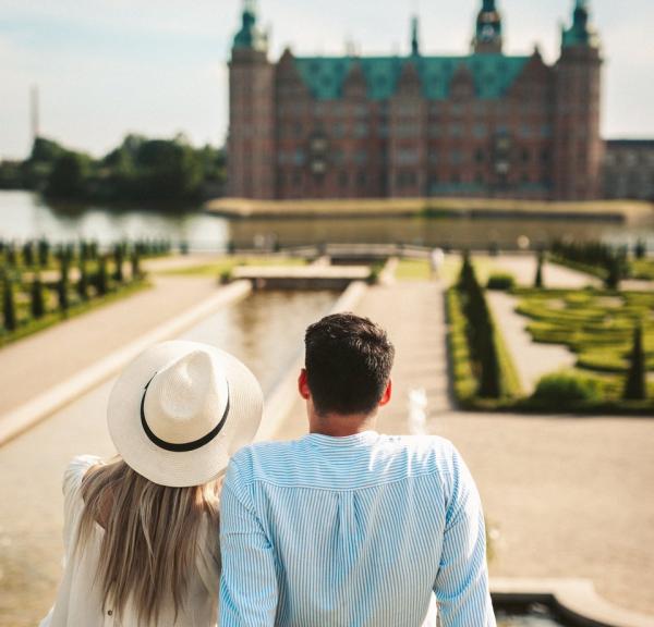 Couple looking at Frederiksborg Castle