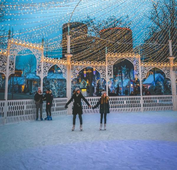 Eislaufen im Winter im Vergnügungspark Tivoli in Kopenhagen
