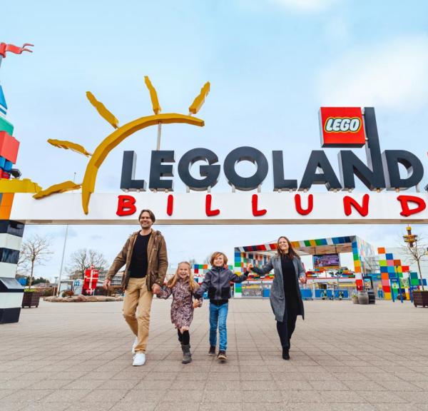 Familie im Eingang des LEGOLAND Billund