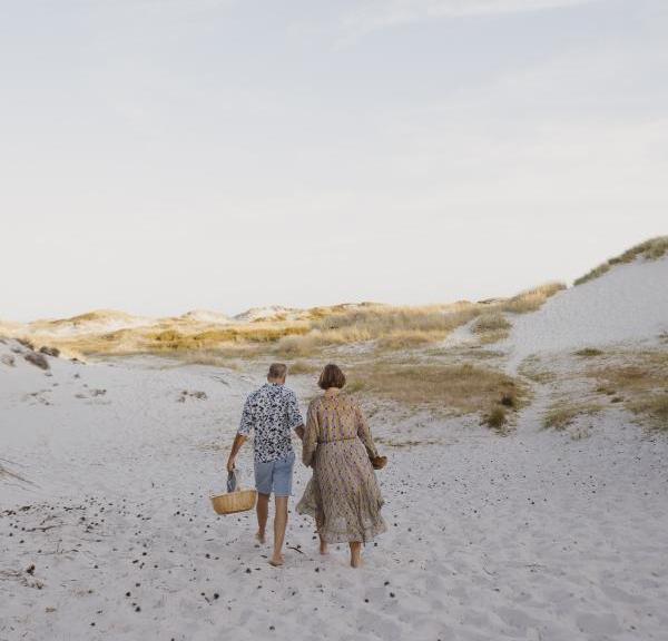 Paar am Strand auf Bornholm in der Dänischen Ostsee