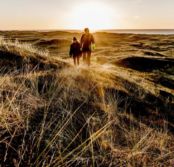 Paar wandert im Nationalpark Thy in Nordjütland