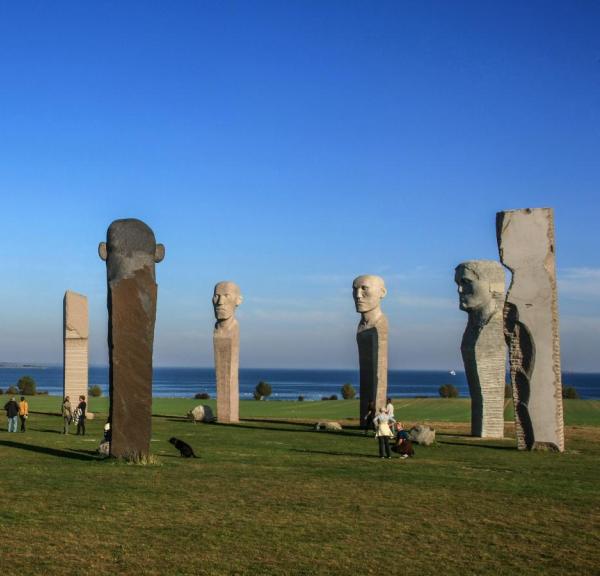 Steinstatuen Dodekalitten auf der Dänischen Ostseeinsel Lolland