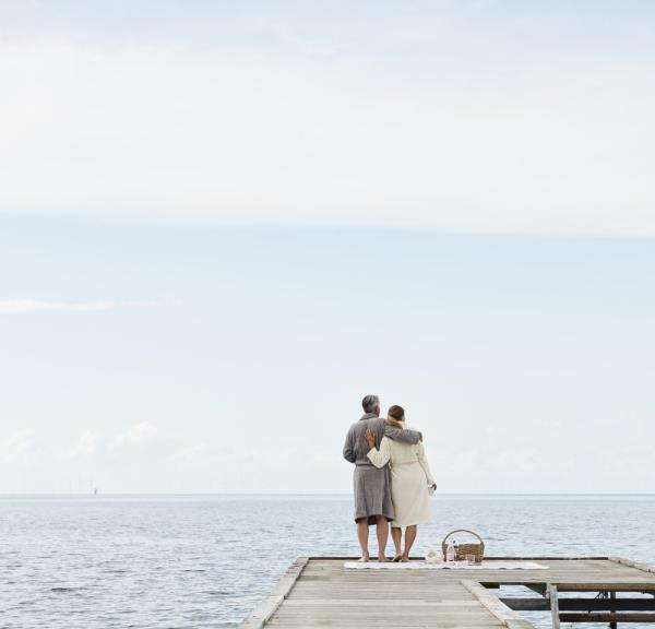 Paar am Badesteg von Nysted auf der Dänischen Ostseeinsel Lolland