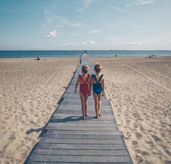 Zwei Kinder am Amager Strandpark in Kopenhagen