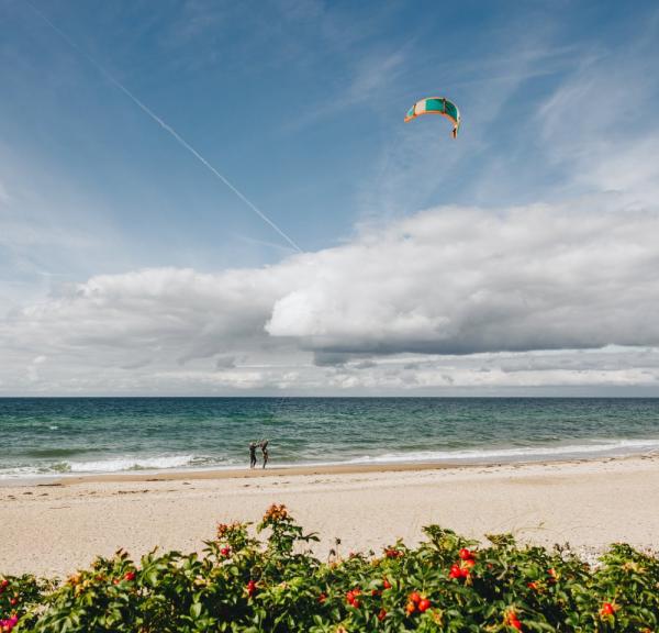 Kitesurfer am Tisvildeleje Strand an der Dänischen Riviera in Nordseeland an der Dänischen Ostsee