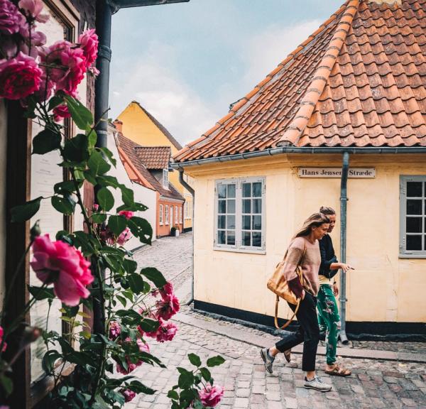 Spaziergang in der Altstadt von Odense auf der dänischen Ostseeinsel Fünen