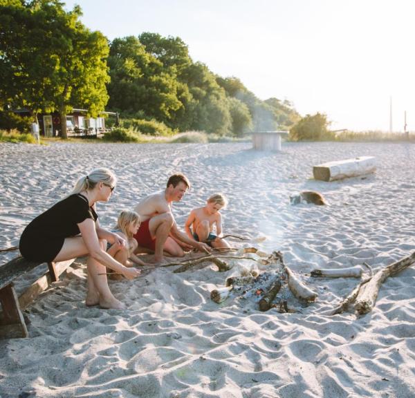 Familie am Strand im dänischen Südjütland