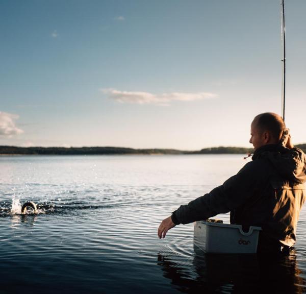 Frau fischt im Mariagerfjord, Dänemark