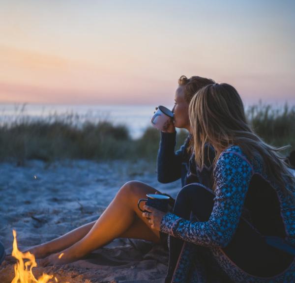 Hygge und Lagerfeuer am Strand von Tisvilde im dänischen Nordseeland