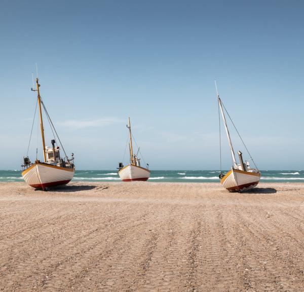 Vissersboten op het Thorup Strand in Noord-Jutland, Denemarken