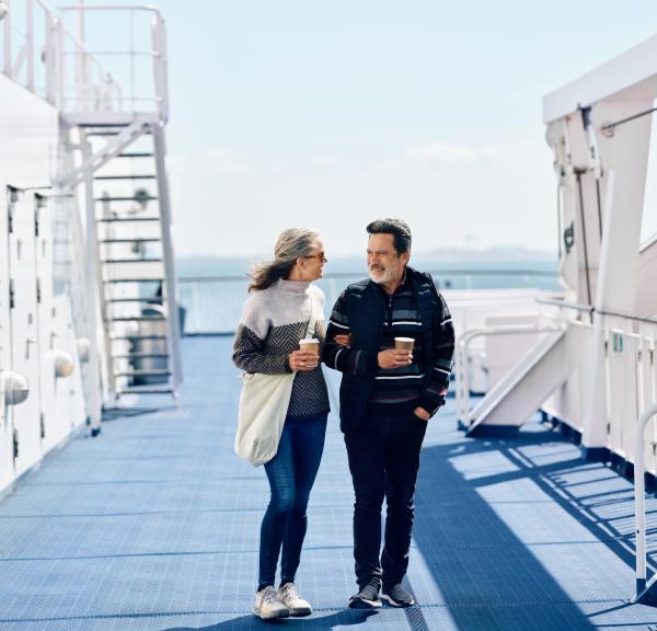 Paar spaziert über das Deck einer Scandlines-Fähre