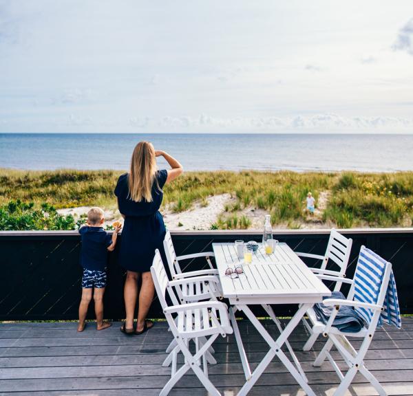 Familie i feriehus på stranden i Danmark