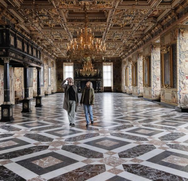 Paar in einem Saal des Schloss Kronborg