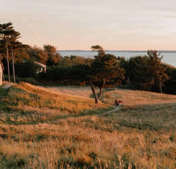 Paar läuft auf einem Weg an der Dänischen Ostsee