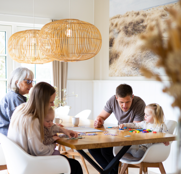 Familie spielt im dänischen Ferienhaus