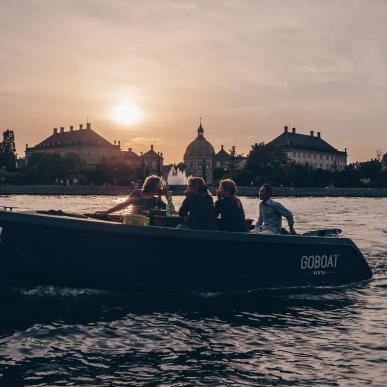 "GoBoat"-Boot bei Sonnenuntergang im Hafen von Kopenhagen