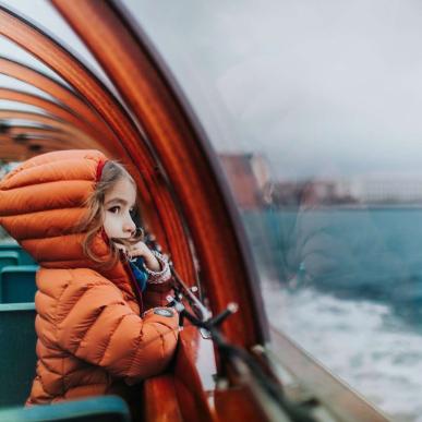 Kind bei einer Hafenrundfahrt in Kopenhagen, Dänemark