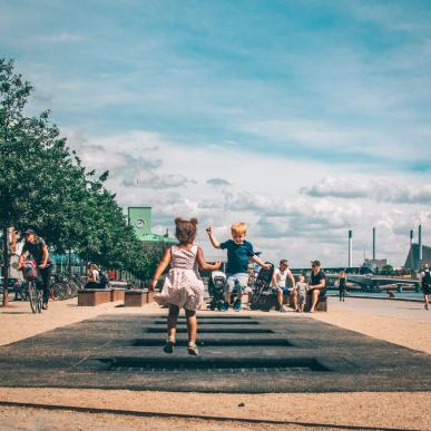 Kinder auf Trampolin, Kopenhagen