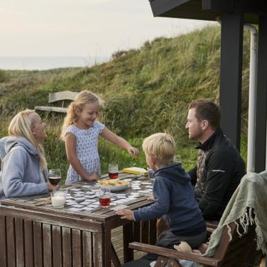 Familie isst Abendessen im Ferienhaus in Hirtshals in Nordjütland