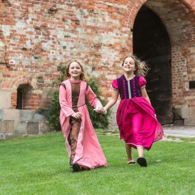 Mädchen verkleidet im Königsschloss Koldinghus