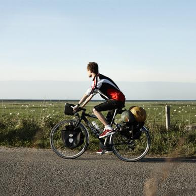 Fahrradfahrer auf dem Dänischen Ostseeradweg in Südjütland