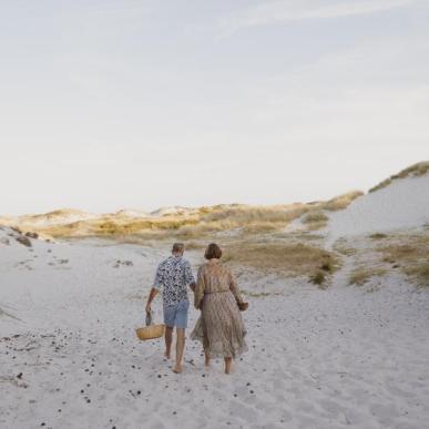 Paar am Strand auf Bornholm in der Dänischen Ostsee