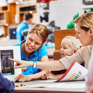 Kinder spielen mit LEGO Steinen im LEGO House in Billund