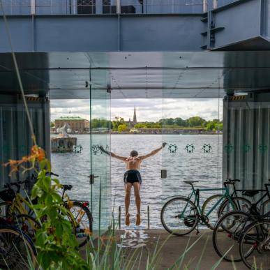 Mann springt ins Wasser beim Studentenwohnheim Urban Rigger in Kopenhagen
