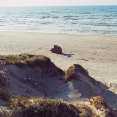 Campingvan am Strand von Dänemark