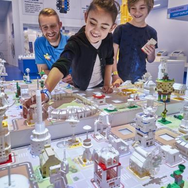 Vater und Tächter spielen Lego im Lego House, Billund, Dänemark