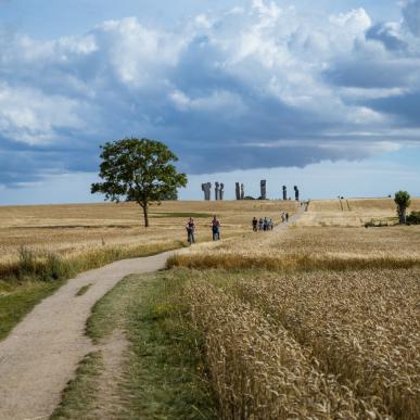 Fahrradfahrer bei den Dodekalitten auf Lolland-Falster, Dänemark