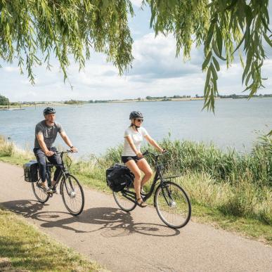 Bild von einem Paar mit E-Bikes auf Fahrradurlaub in Dänemark