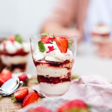 Dänisches Erdbeerdessert mit Zitronenmelisse-Baiser von Die Jungs