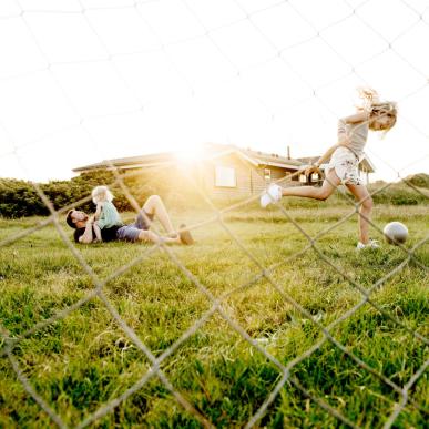 Children palying in front of a summerhouse in Juelsminde