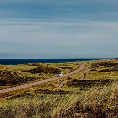 Autocamper på veien i Jylland i Danmark