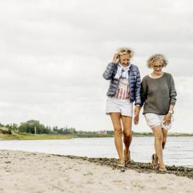 Frauen am Strand von Nordjütland, Ostsee