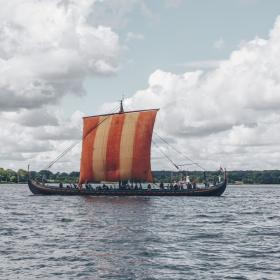 Wikingerschiff im Roskilde Fjord im dänischen Fjordland