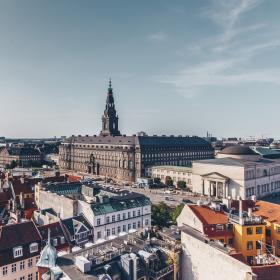 Das Dänische Parlamentgebäude Schloss Christiansborg in der Hauptstadt Kopenhagen