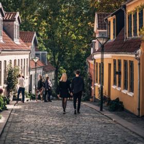 Paar in der Altstadt von Odense auf der dänischen Ostseeinsel Fünen