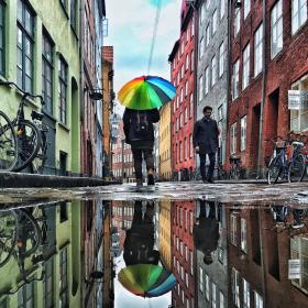 Regnerischer Tag in der bunten Straße Magstræde im Zentrum Kopenhagen