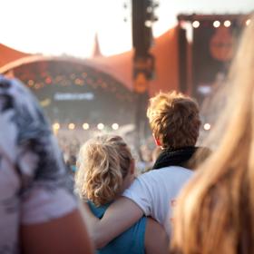 Paar vor der Orange Scene auf dem Roskilde Festival