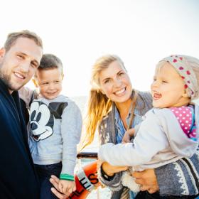 Familie an Deck einer Scandlines-Fähre auf dem Weg nach Dänemark