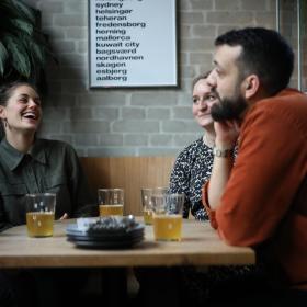 Freundesgruppe beim Biertrinken in der Kopenhagener Bar BRUS