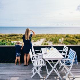 Familie im Ferienhaus in Djursland an der dänischen Aarhusküste
